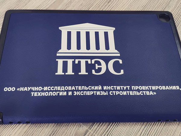 kozhanye-chekhly-dlya-planshetov-s-logotipom