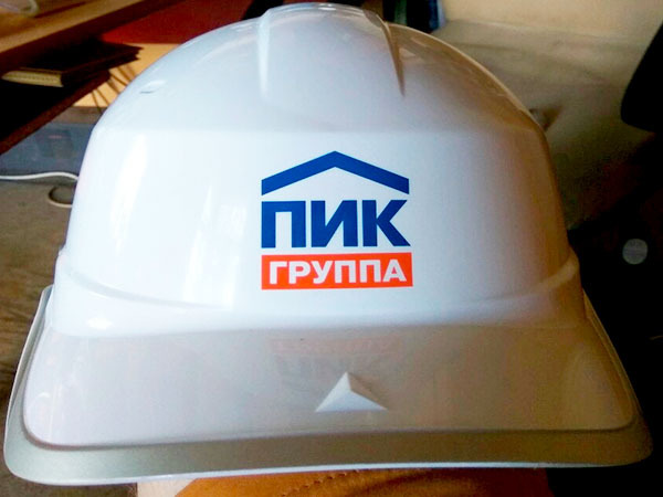 logotip-stroitelnoj-kompanii-na-kaskah