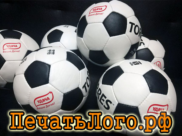 pechat-krasnym-cvetom-na-futbolnyh-myachah