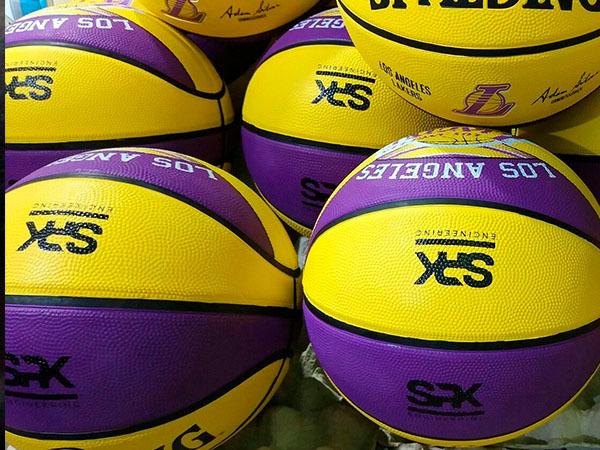 pechat-na-basketbolnyh-myachah-v-2h-yachejkah