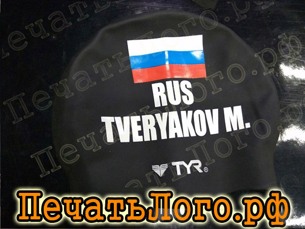 plavatelnye-shapochki-s-imenem-i-flagom-sportsmena