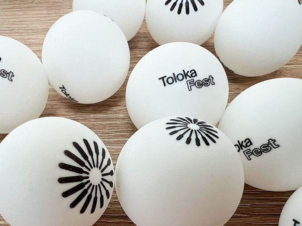 myachi-i-raketki-dlya-nastolnogo-tennisa-s-logotipom
