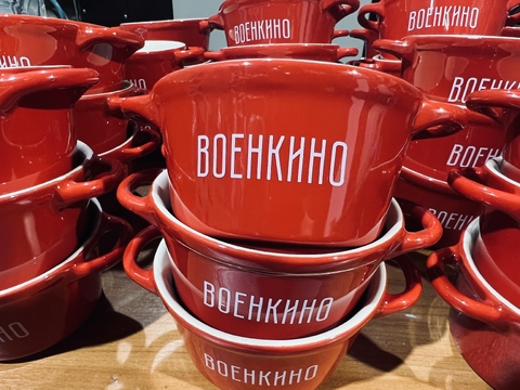 Красные кружки с логотипом