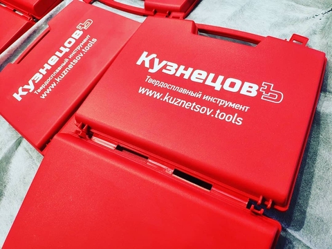Печать на красных защитных кейсах