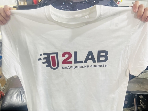 Белые футболки с логотипом в 2 цвета